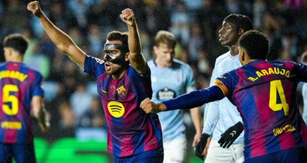 إريك جارسيا يحتفل بالهدف الثالث لروبرت ليفاندوفسكي، ليصبح النتيجة 2-4، في مباراة سيلتا فيجو وبرشلونة.