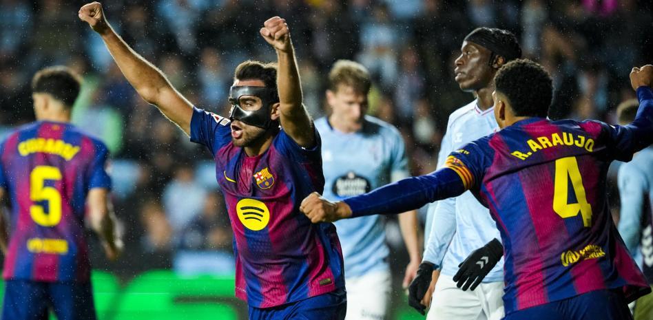 إريك جارسيا يحتفل بالهدف الثالث لروبرت ليفاندوفسكي، ليصبح النتيجة 2-4، في مباراة سيلتا فيجو وبرشلونة.