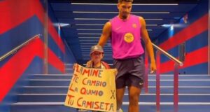 أراوخو يرافق أحد المشجعين الشباب لمقابلة لامين