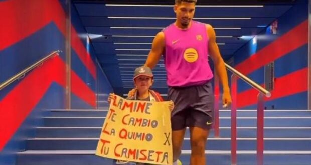 أراوخو يرافق أحد المشجعين الشباب لمقابلة لامين