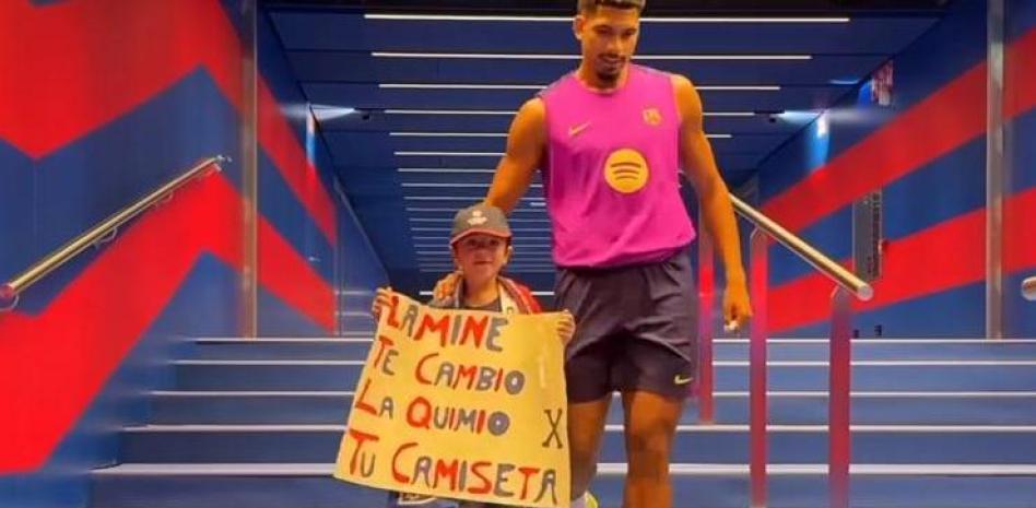 أراوخو يرافق أحد المشجعين الشباب لمقابلة لامين