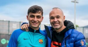 أندريس إنييستا، بجوار بيدري مباشرة، في مقال لمجلة برشلونة