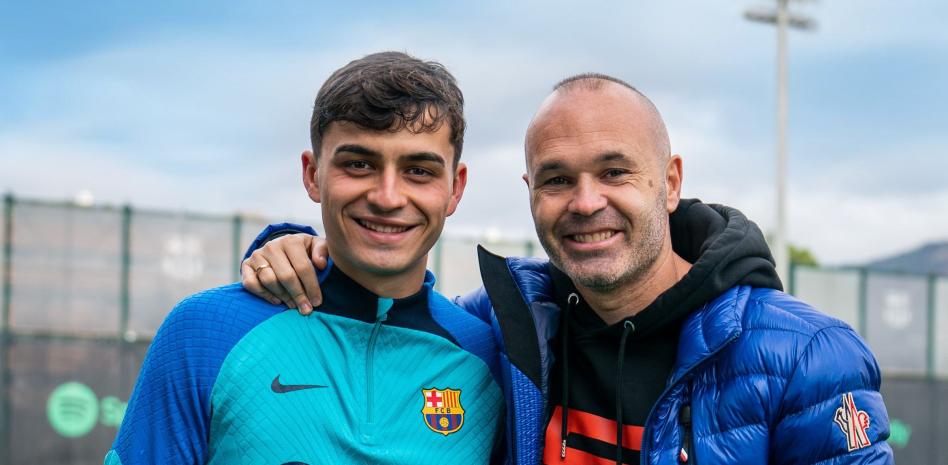 أندريس إنييستا، بجوار بيدري مباشرة، في مقال لمجلة برشلونة