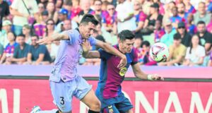 داني فيفيان (أتلتيك) وليفاندوفسكي، في آخر مباراة بين برشلونة وأتلتيك أقيمت في مونتجويك