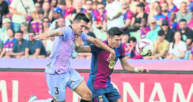 داني فيفيان (أتلتيك) وليفاندوفسكي، في آخر مباراة بين برشلونة وأتلتيك أقيمت في مونتجويك