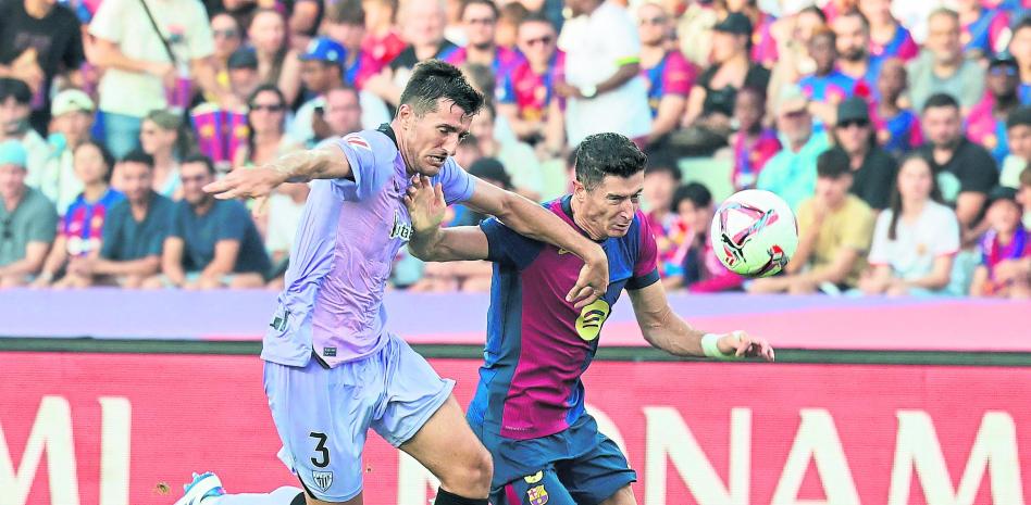 داني فيفيان (أتلتيك) وليفاندوفسكي، في آخر مباراة بين برشلونة وأتلتيك أقيمت في مونتجويك