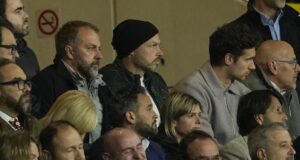 فليك يشاهد مارك بيرنال في مباراة مونتجويك