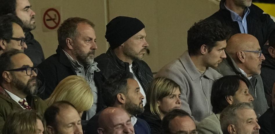 فليك يشاهد مارك بيرنال في مباراة مونتجويك