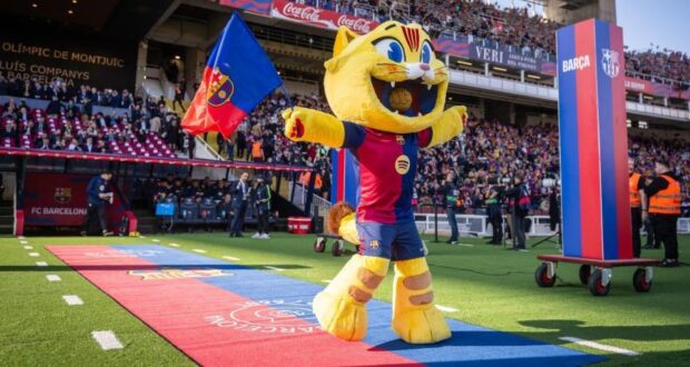 لقد أصبح CAT، تميمة نادي برشلونة، رمزًا حقيقيًا.