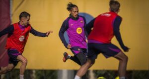 رافينيا، مطارد من قبل مارك كاسادو في جلسة التدريب يوم الأربعاء