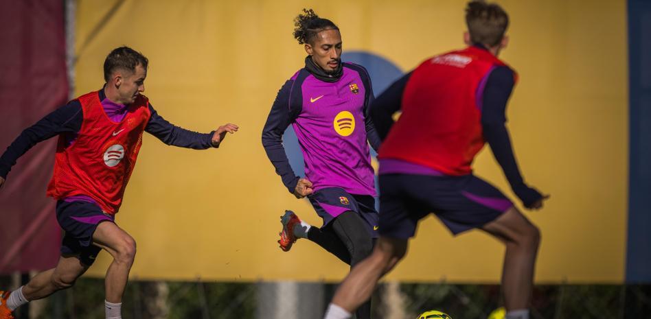 رافينيا، مطارد من قبل مارك كاسادو في جلسة التدريب يوم الأربعاء