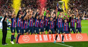 سيرجيو بوسكيتس يرفع كأس الدوري لاليغا 2022-23