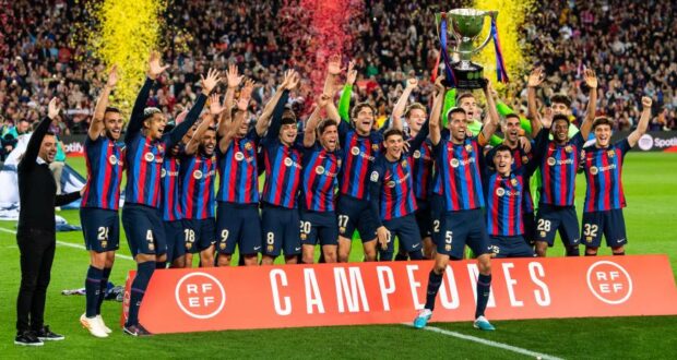 سيرجيو بوسكيتس يرفع كأس الدوري لاليغا 2022-23