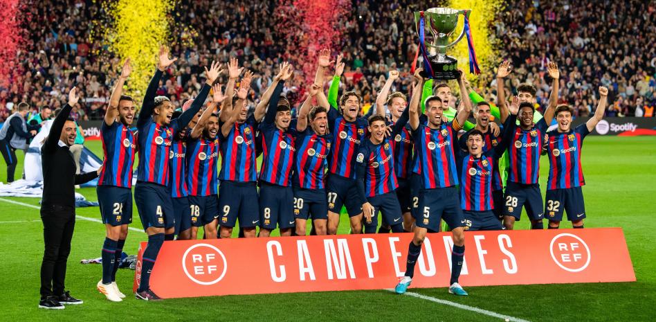 سيرجيو بوسكيتس يرفع كأس الدوري لاليغا 2022-23