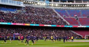 (ملعب كامب نو على سبوتيفاي، قبل دقائق من مباراة برشلونة وأتلتيك في يوم العرض الأول)