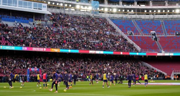 (ملعب كامب نو على سبوتيفاي، قبل دقائق من مباراة برشلونة وأتلتيك في يوم العرض الأول)