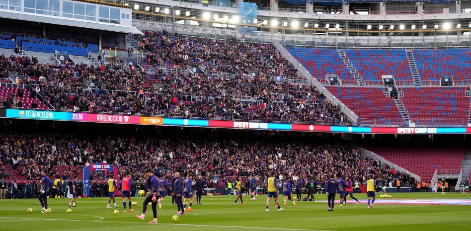 (ملعب كامب نو على سبوتيفاي، قبل دقائق من مباراة برشلونة وأتلتيك في يوم العرض الأول)