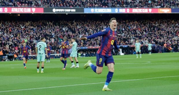 احتفال ليفاندوفسكي بعد الهدف 1-0