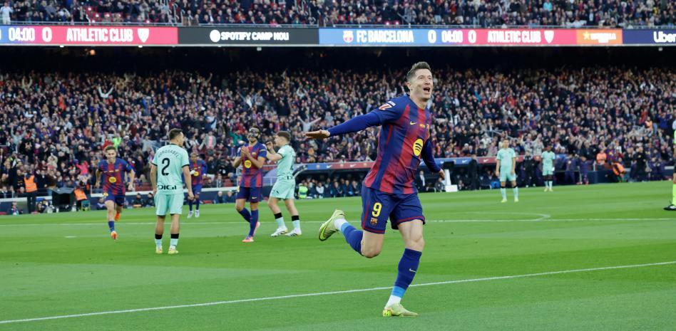 احتفال ليفاندوفسكي بعد الهدف 1-0