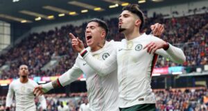 بيدرو نيتو يعانق إنزو فرنانديز بعد هدفه ضد بيرنلي