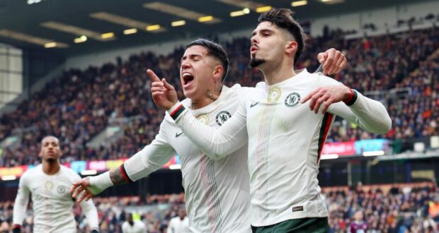 بيدرو نيتو يعانق إنزو فرنانديز بعد هدفه ضد بيرنلي