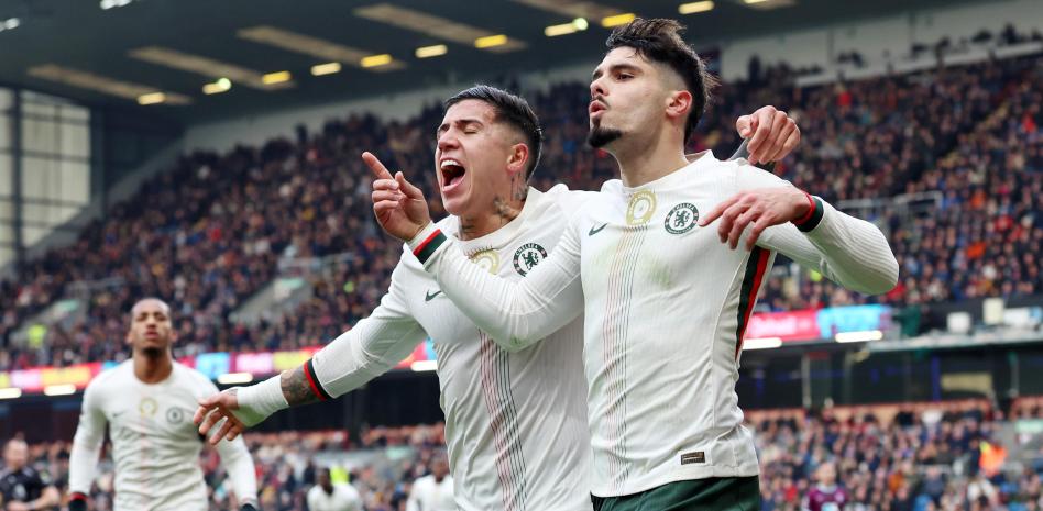 بيدرو نيتو يعانق إنزو فرنانديز بعد هدفه ضد بيرنلي