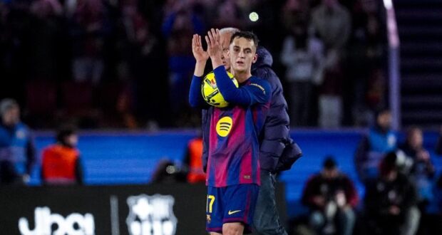 كاسادو ، مع كرة المباراة التاريخية برشلونة-أتلتيك تعود إلى سبوتيفاي كامب نو