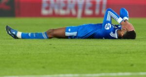 بيلينغهام، مستلقيًا على الأرض بعد خسارة ريال مدريد نقطتين في ملعب مارتينيز فالرو