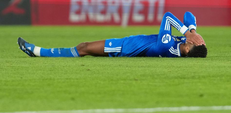 بيلينغهام، مستلقيًا على الأرض بعد خسارة ريال مدريد نقطتين في ملعب مارتينيز فالرو