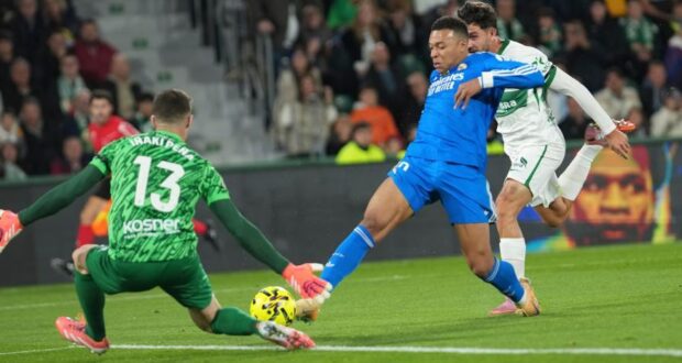 إينياكي بينيا يمنع هدفًا لمبابي في مباراة إلتشي وريال مدريد (2-2)