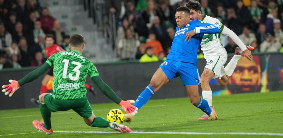 إينياكي بينيا يمنع هدفًا لمبابي في مباراة إلتشي وريال مدريد (2-2)