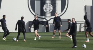 حصة تدريبية لفريق برشلونة قبل مباراته في دوري أبطال أوروبا ضد تشيلسي. فليك يتابع الحصة.
