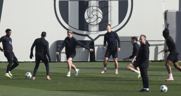 حصة تدريبية لفريق برشلونة قبل مباراته في دوري أبطال أوروبا ضد تشيلسي. فليك يتابع الحصة.