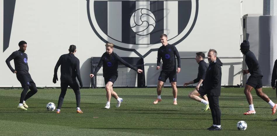 حصة تدريبية لفريق برشلونة قبل مباراته في دوري أبطال أوروبا ضد تشيلسي. فليك يتابع الحصة.