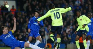 رونالدينيو وإيتو، خلال فوز برشلونة الأخير والوحيد خارج أرضه ضد تشيلسي