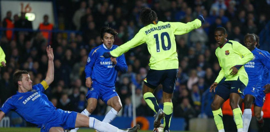 رونالدينيو وإيتو، خلال فوز برشلونة الأخير والوحيد خارج أرضه ضد تشيلسي