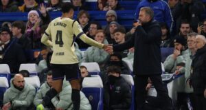 ومد فليك يده إلى قائده رونالد أراوجو أثناء توجهه إلى غرفة الملابس بعد طرده.