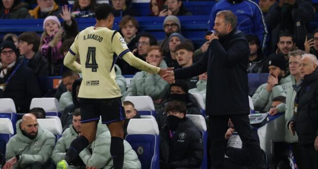 ومد فليك يده إلى قائده رونالد أراوجو أثناء توجهه إلى غرفة الملابس بعد طرده.