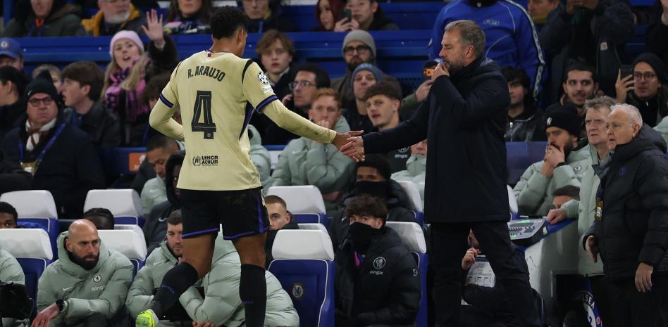 ومد فليك يده إلى قائده رونالد أراوجو أثناء توجهه إلى غرفة الملابس بعد طرده.