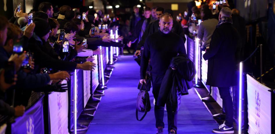 هانسي فليك في مباراة الثلاثاء في لندن ضد تشيلسي