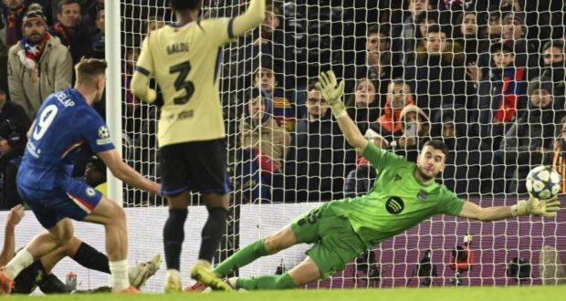 يستقبل خوان جارسيا هدفًا في مباراة دوري أبطال أوروبا بين تشيلسي وبرشلونة.