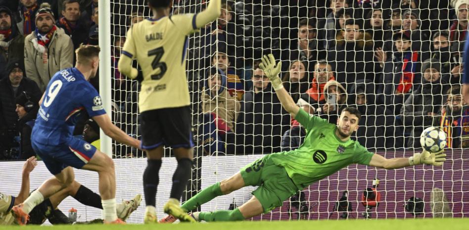 يستقبل خوان جارسيا هدفًا في مباراة دوري أبطال أوروبا بين تشيلسي وبرشلونة.