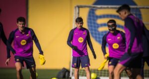 حصة تدريبية لفريق برشلونة استعدادًا لمباراة الدوري ضد ديبورتيفو. بيدري