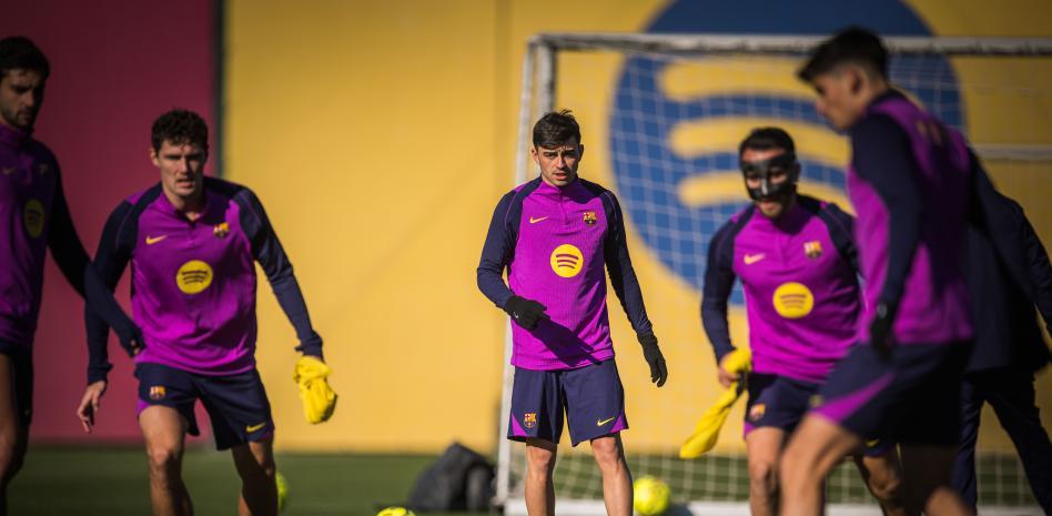 حصة تدريبية لفريق برشلونة استعدادًا لمباراة الدوري ضد ديبورتيفو. بيدري