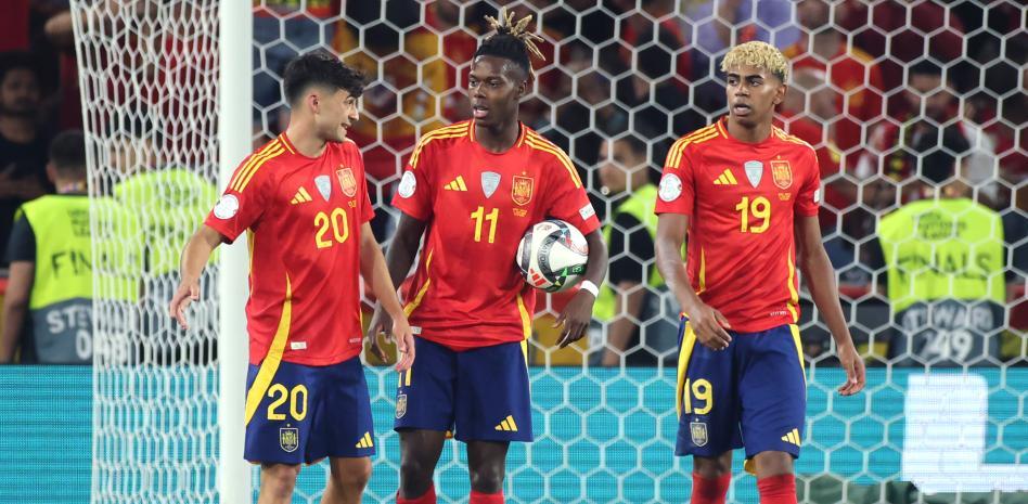 نيكو ويليامز و لامين يامال، مع بيدري، في دوري الأمم الأخير