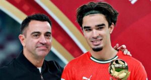 تشافي يسلم جائزة الكرة الذهبية لكأس العالم تحت 17 سنة للبرتغالي ماتيوس ميدي