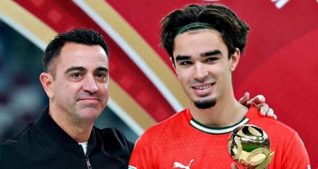 تشافي يسلم جائزة الكرة الذهبية لكأس العالم تحت 17 سنة للبرتغالي ماتيوس ميدي