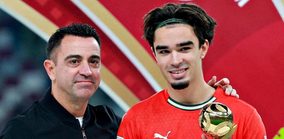 تشافي يسلم جائزة الكرة الذهبية لكأس العالم تحت 17 سنة للبرتغالي ماتيوس ميدي
