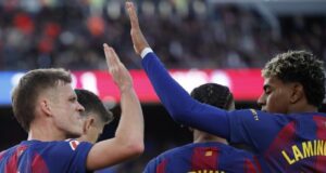 داني أولمو ولامين يامال يحتفلان بالهدف الثاني لبرشلونة ضد ألافيس، والذي سجله لاعب الوسط المهاجم.