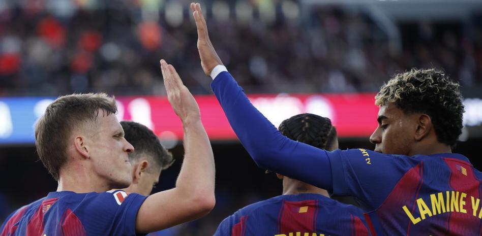 داني أولمو ولامين يامال يحتفلان بالهدف الثاني لبرشلونة ضد ألافيس، والذي سجله لاعب الوسط المهاجم.